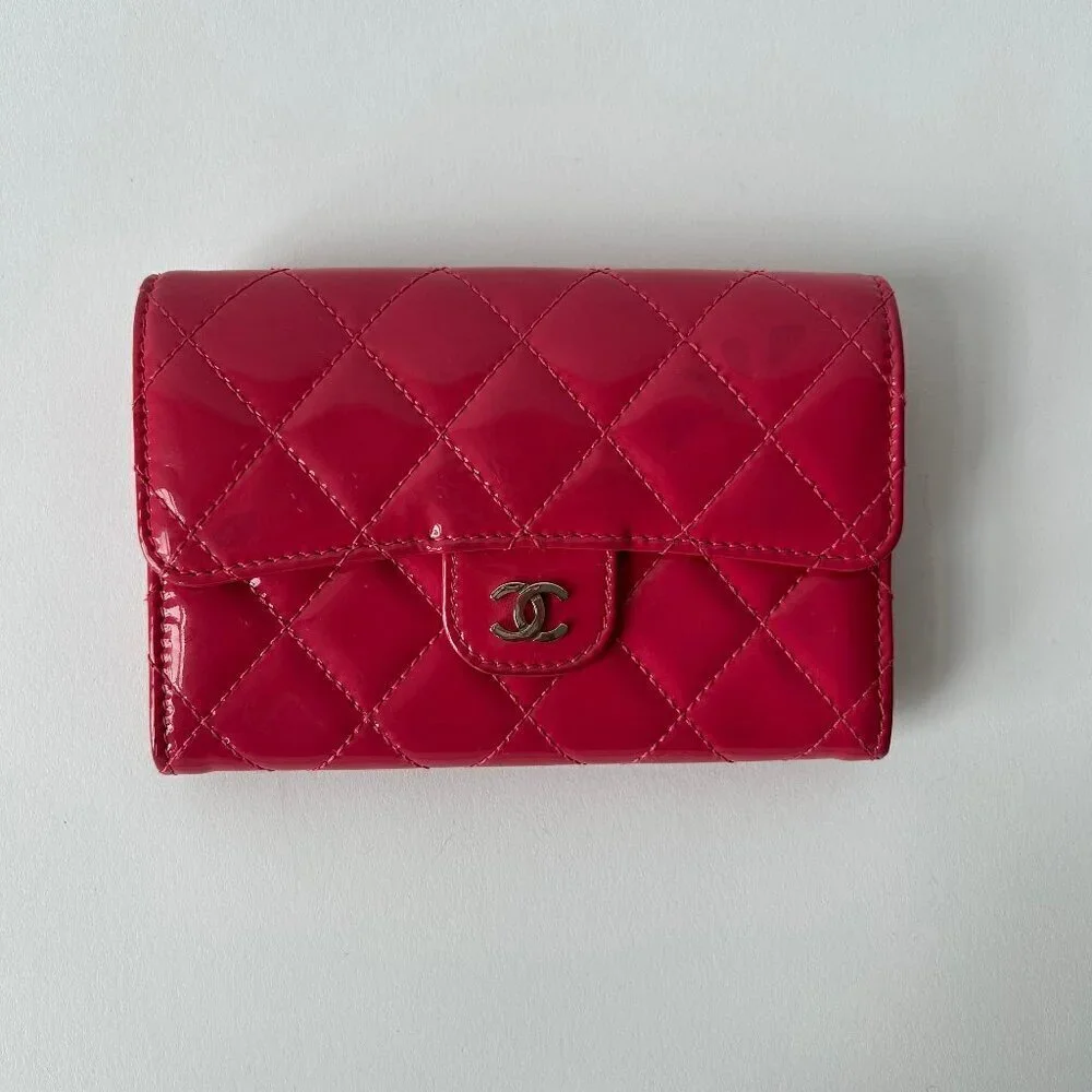 CHANEL QUILTED PATENT LEATHER FLAP ZIP CLASSIC WALLET FUSCHIA CC LOGO